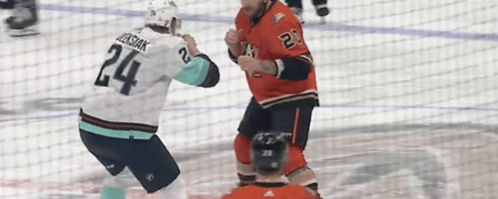 VIDÉO | Combat de poids lourds entre Nicolas Deslauriers et Jamie Oleksiak