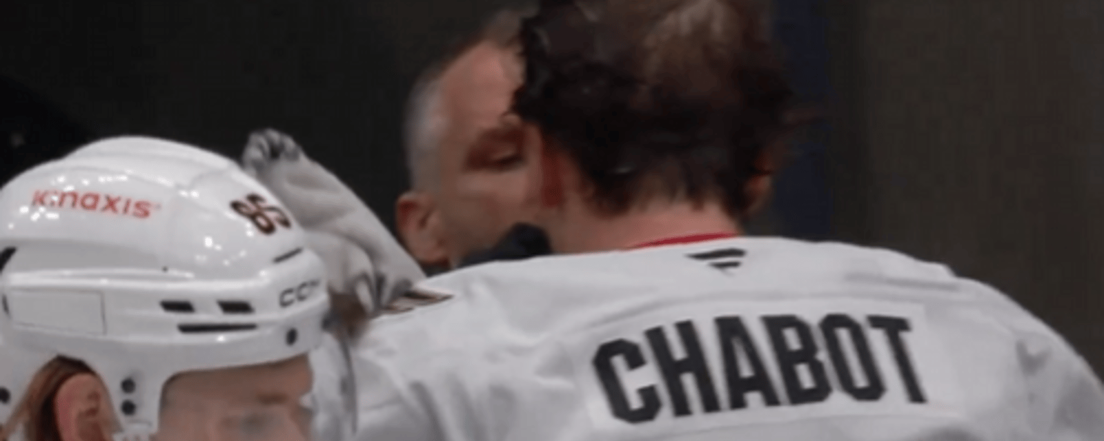 Thomas Chabot quitte le match après avoir reçu un puissant tir directement au visage