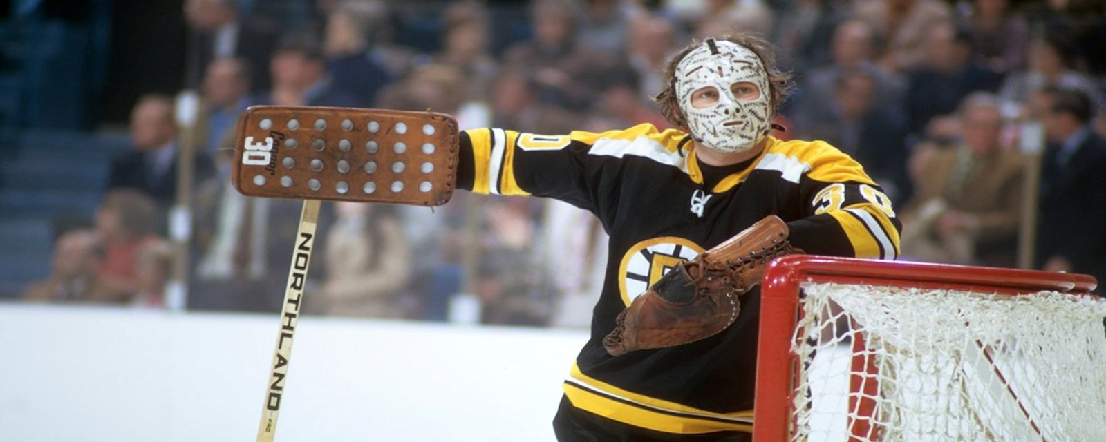 Linus Ullmark rend hommage à Gerry Cheevers avec son nouveau masque complètement fou!