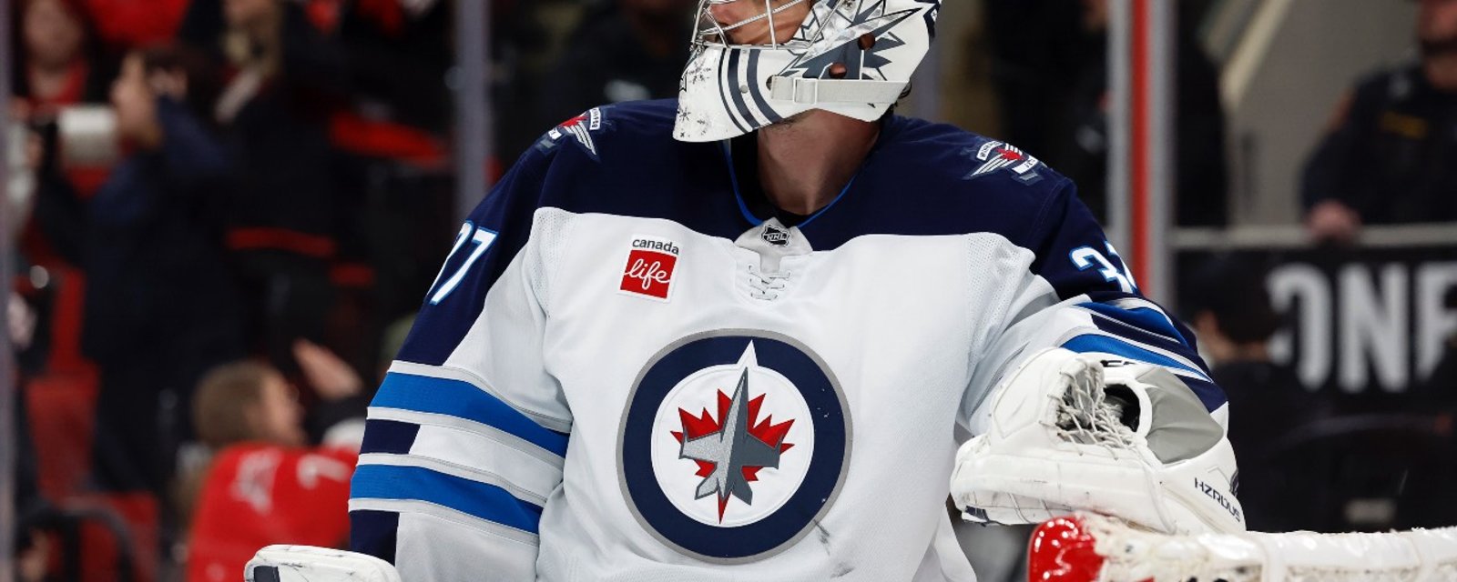 Connor Hellebuyck se fait sortir de la rencontre pour un 2e match de suite
