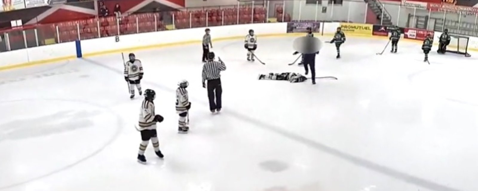 HOCKEY MINEUR: Un entraîneur saute sur la glace pour s'en prendre à un joueur!