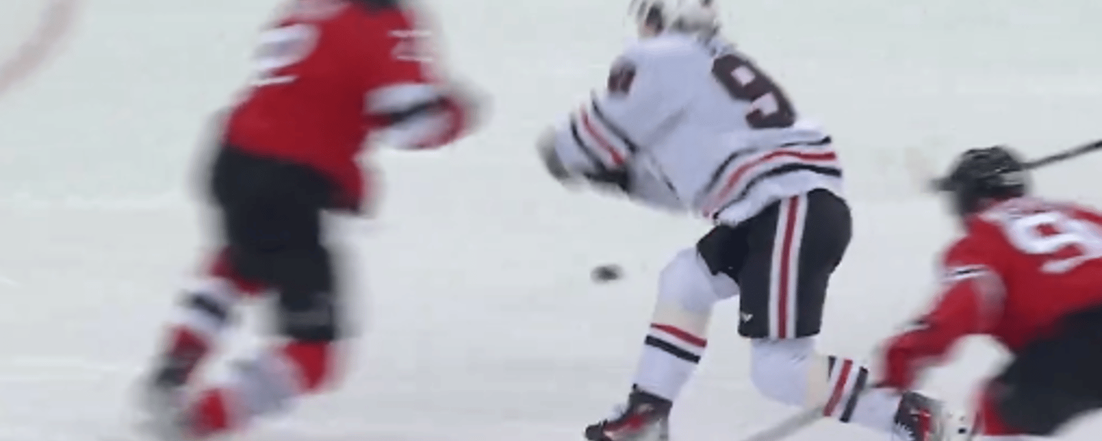 Connor Bedard se fait ramasser en plein milieu de la glace et quitte le match