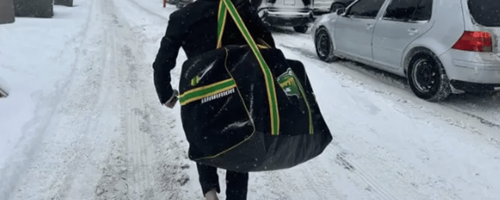 Un joueur du Wild doit marcher en plein trafic avec sa poche de hockey pour se rendre à son premier match