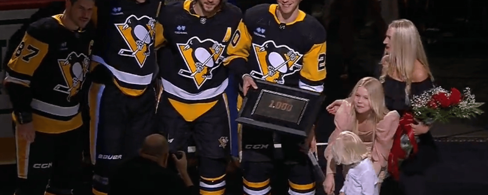 Les Penguins rendent un magnifique hommage à Lars Eller