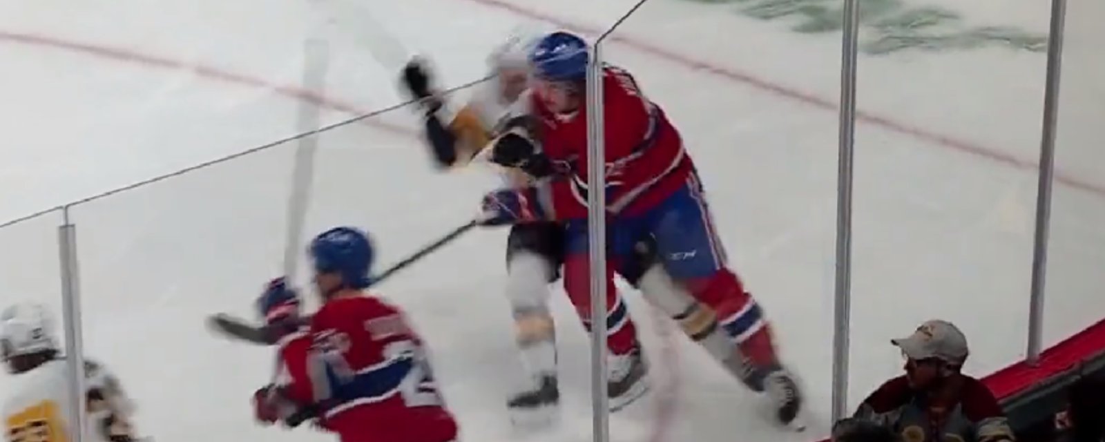 Josh Archibald frappe le mur Arber Xhekaj de plein fouet