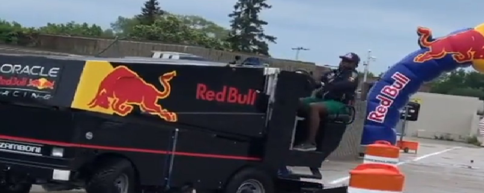 PK Subban a démontré ses talents de conducteur de zamboni à Montréal!