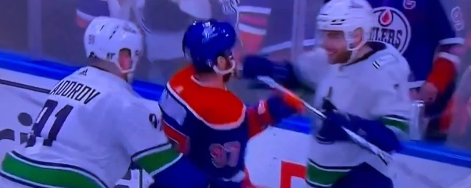 Deux joueurs des Canucks ont posé un geste disgracieux sur Connor McDavid à la fin du match #3