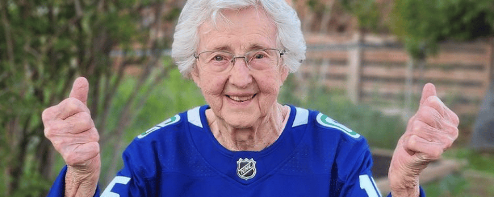 Les Canucks surprennent une fan pour son 105e anniversaire