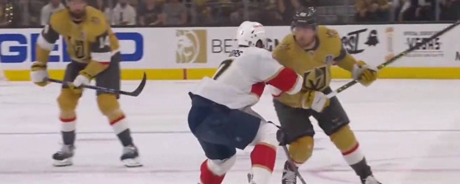 Ivan Barbashev démolit Radko Gudas d'un solide coup d'épaule!