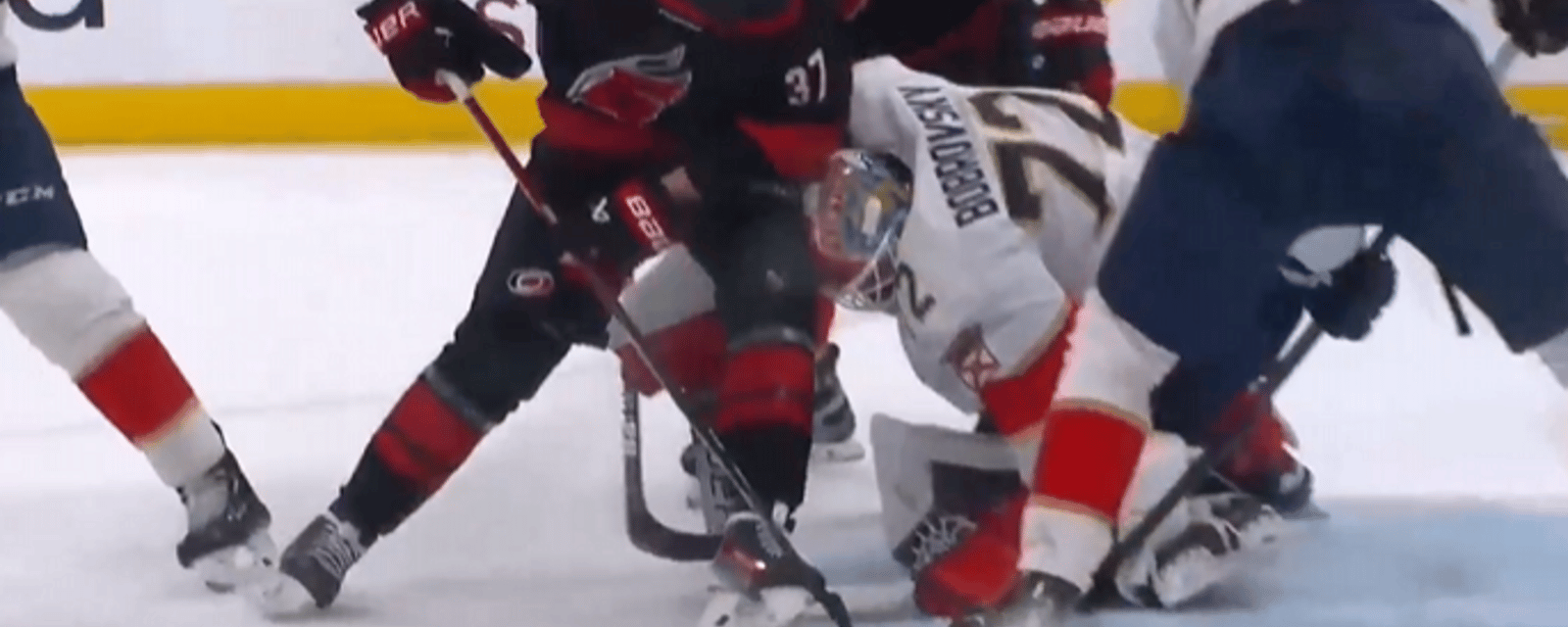 Un geste disgracieux : Andrei Svechnikov frappe Sergei Bobrovsky en pleine tête