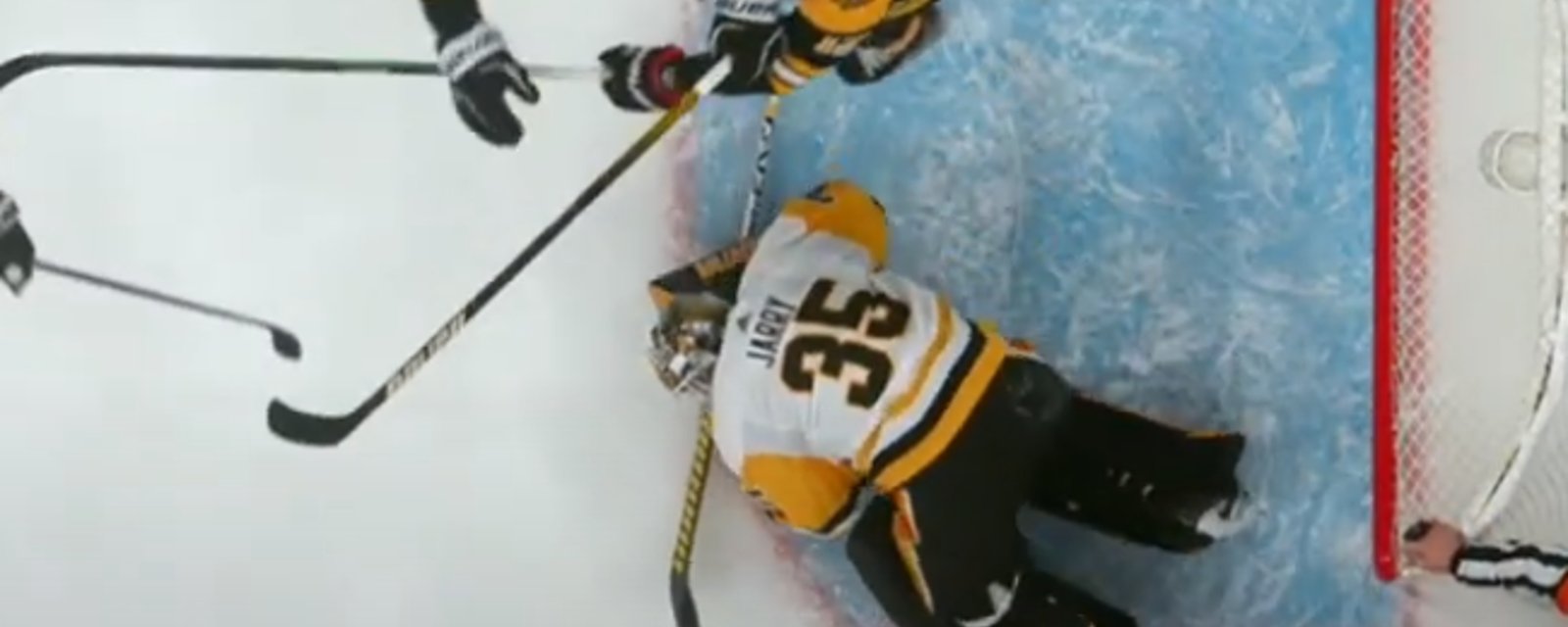 VIDÉO | Brad Marchand pète les plombs et frappe Tristan Jarry ! 