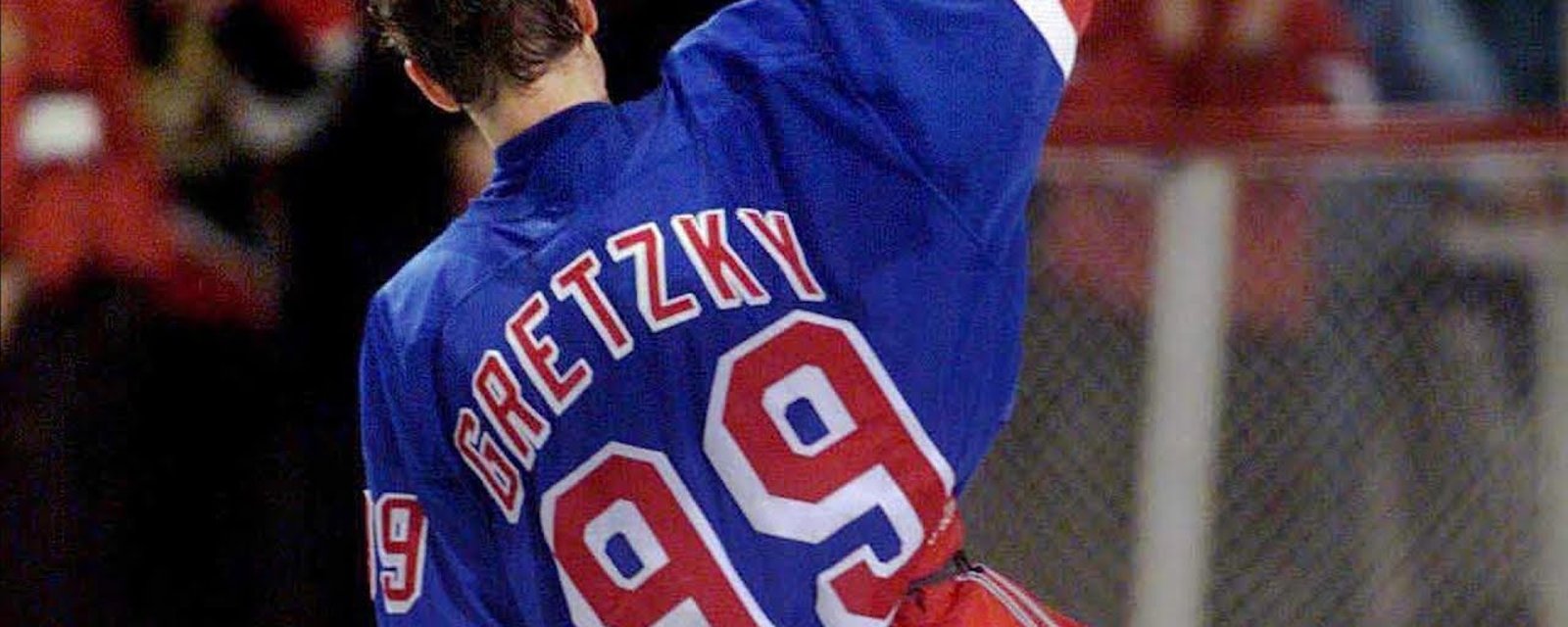 Le dernier chandail porté par Wayne Gretzky est vendu aux enchères pour un prix record!