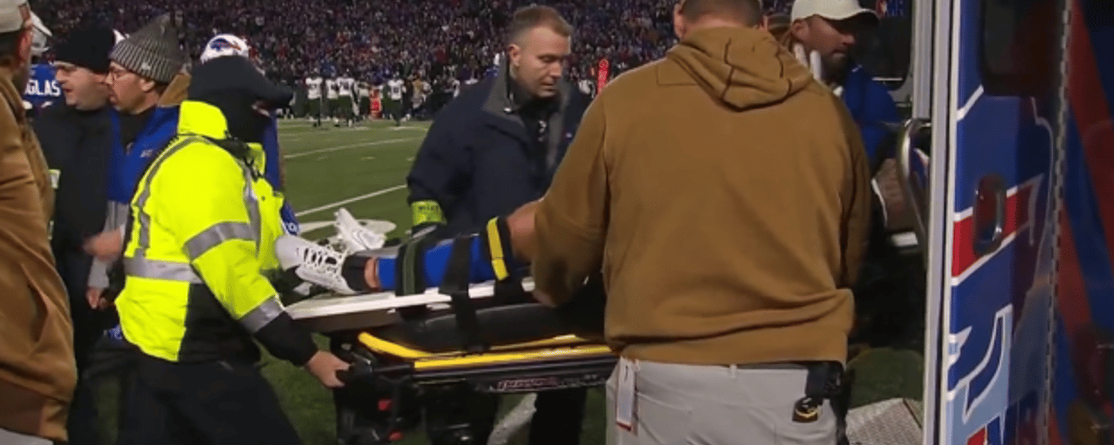 Taylor Rapp des Bills quitte le match en ambulance