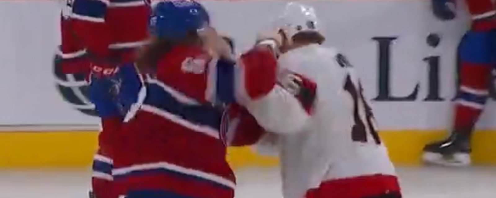 Michael Pezzetta jette les gants contre Austin Watson pour défendre Justin Barron 