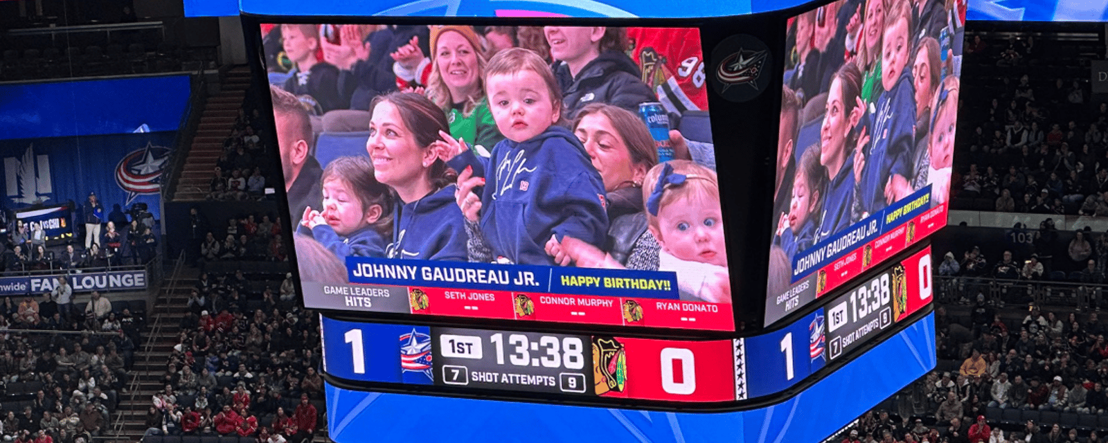 À VOIR : L'aréna entier à Columbus chante bonne fête au petit gars de Johnny Gaudreau