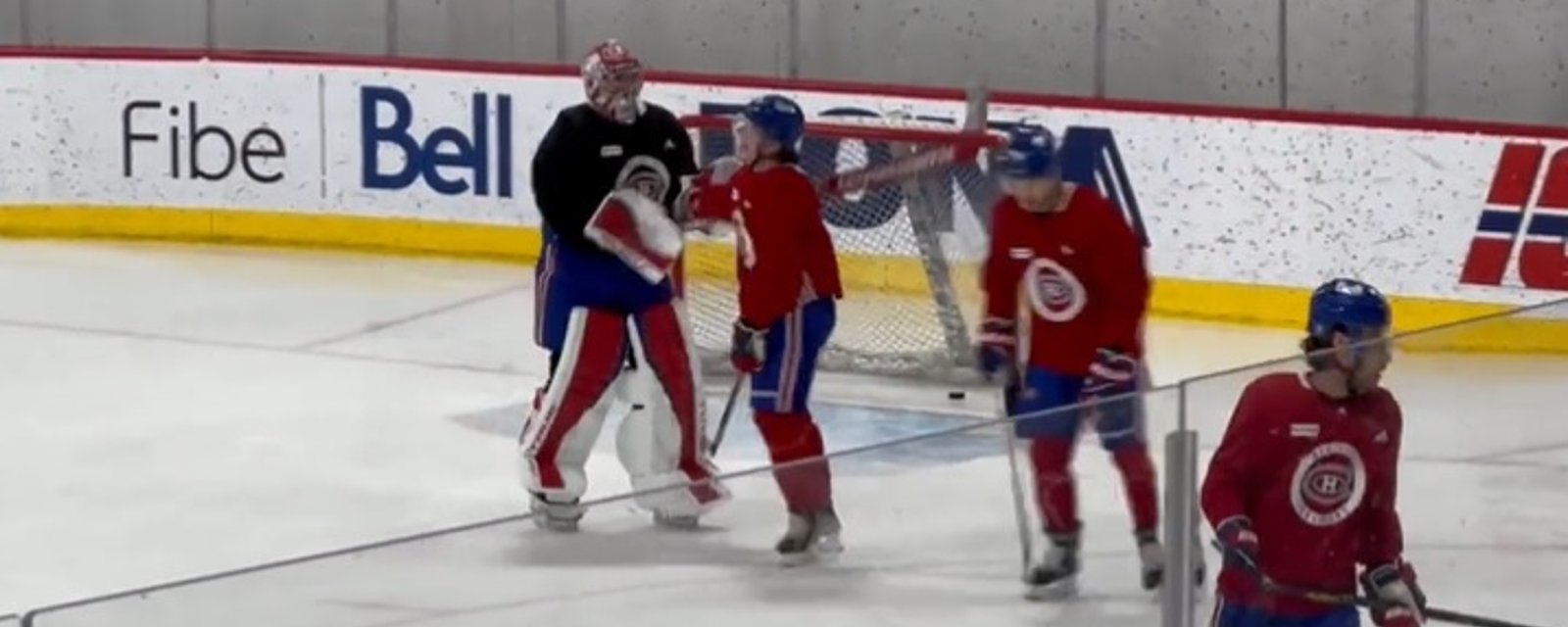 Carey Price et Cole Caufield se chamaillent amicalement à l'entraînement