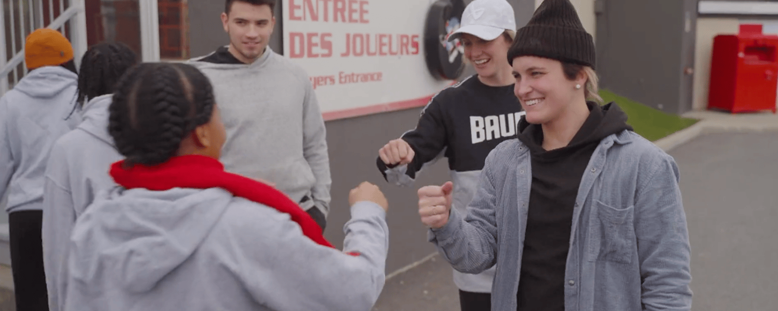 Nick Suzuki, Marie-Philip Poulin et Bauer offrent un magnifique cadeau à des jeunes dans le besoin.