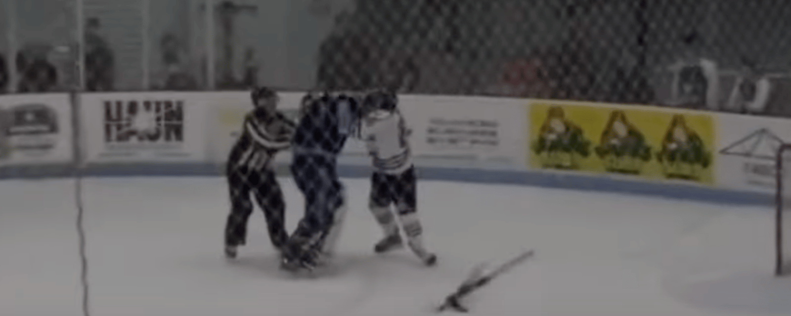 Un combat éclate entre un joueur et un gardien ... pendant les tirs de barrage