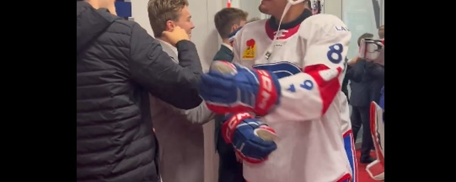 David Reinbacher a fait une apparition surprise dans le vestiaire du Rocket