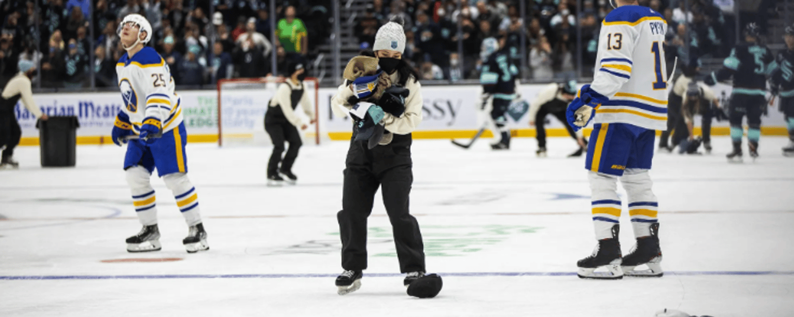 Voyez ce qui arrive avec les casquettes lancées sur la glace lors d'un tour du chapeau