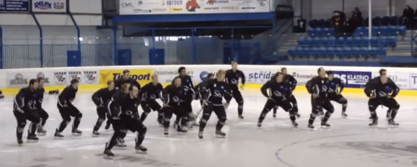 L'équipe nationale de Nouvelle-Zélande performe le Haka sur la glace