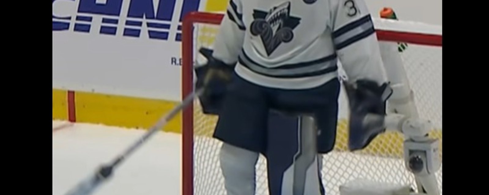 Mathis Langevin perd sa jambière en plein match de la Coupe Memorial