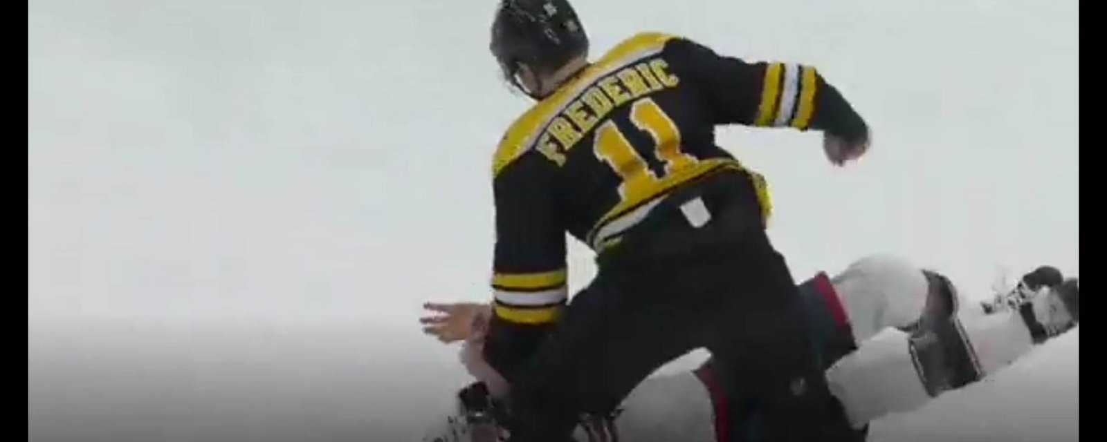 Trent Frederic met son adversaire K.O. avec un coup fracassant!