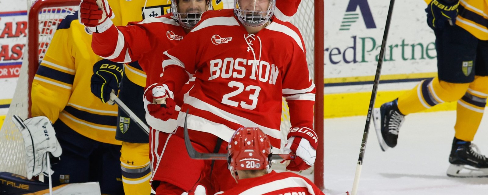 Un partisan tente de stopper Lane Hutson et Boston University en déclenchant l'alarme d'incendie