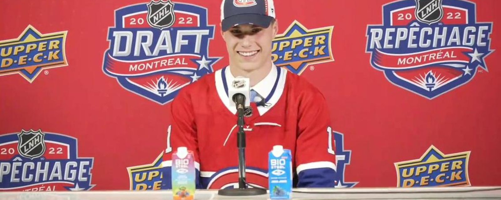 Chris Wideman a posé un superbe geste pour accueillir Juraj Slafkovsky