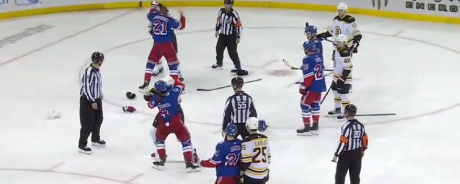 Deux violents combats éclatent en même temps dans le match entre les Bruins et les Rangers