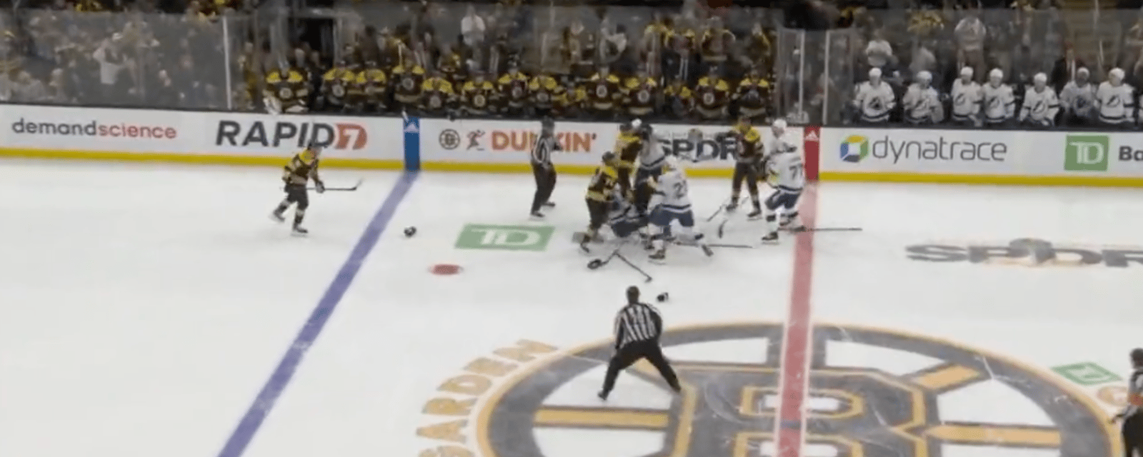 La foire éclate entre les Bruins et le Lightning après 9 secondes de jeu