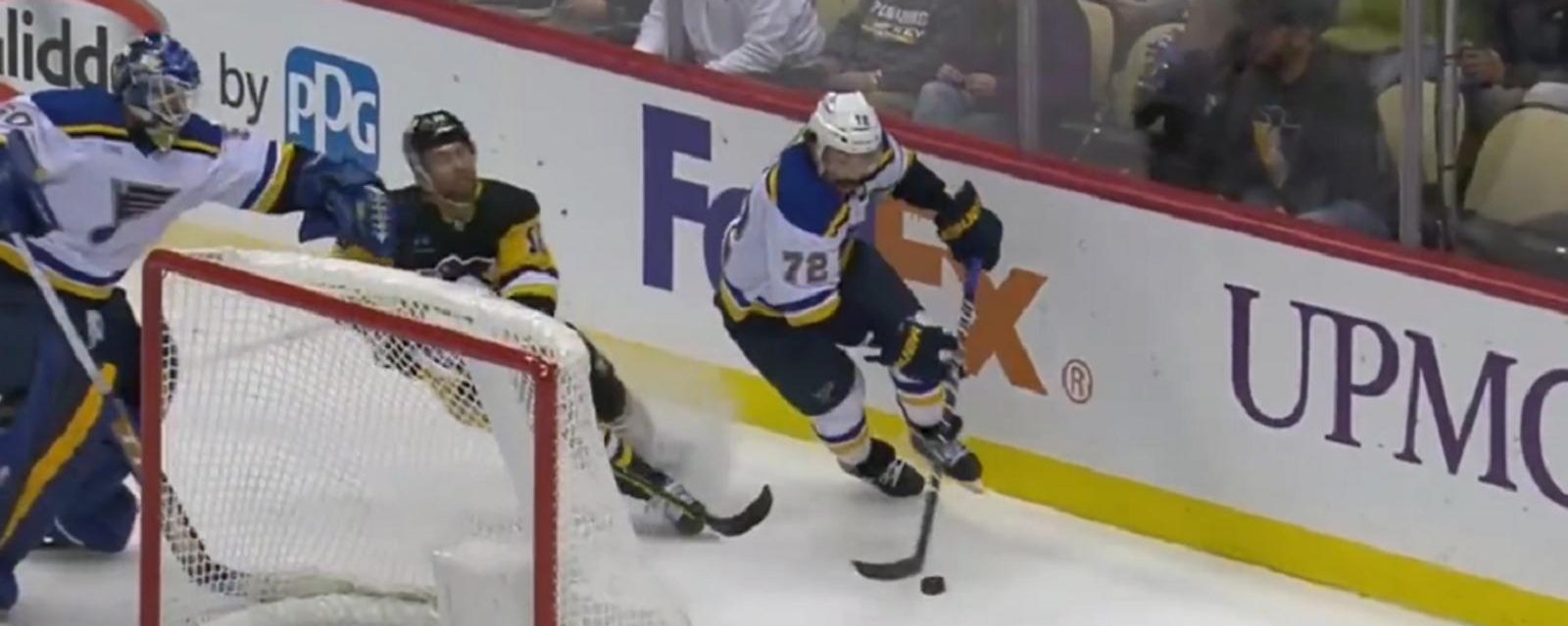 Jordan Binnington frappe Jason Zucker au visage