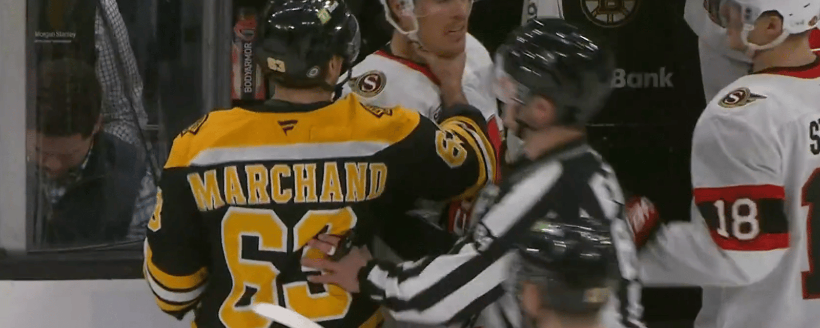 Brad Marchand agrippe un adversaire par la gorge