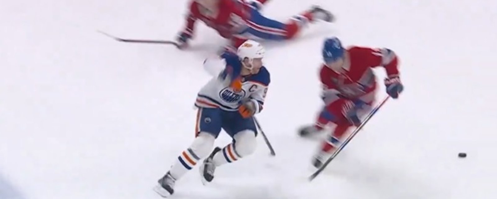 Cole Caufield réagit à la tasse de café 2 laits 2 sucres que lui a servi Connor McDavid