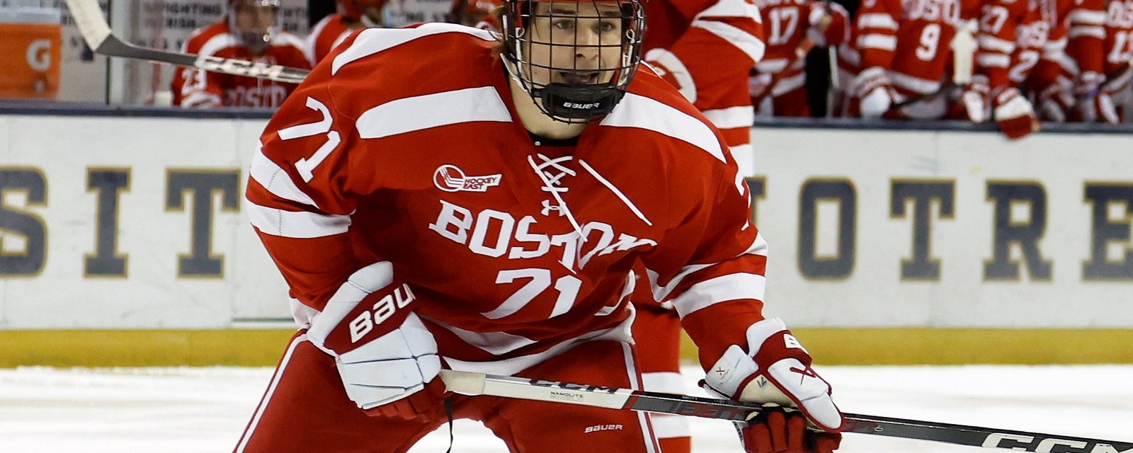 Macklin Celebrini remporte le trophée Hobey Baker