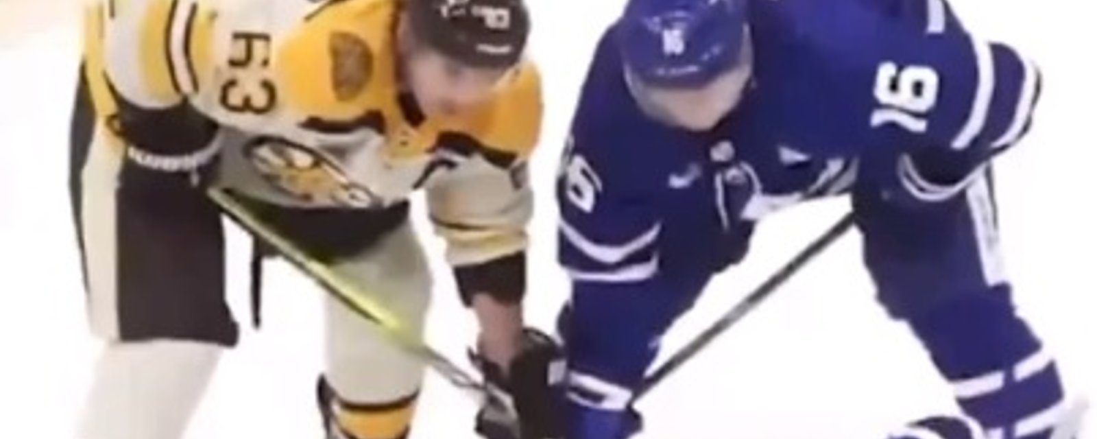 Brad Marchand pris en flagrant délit à menacer Mitch Marner