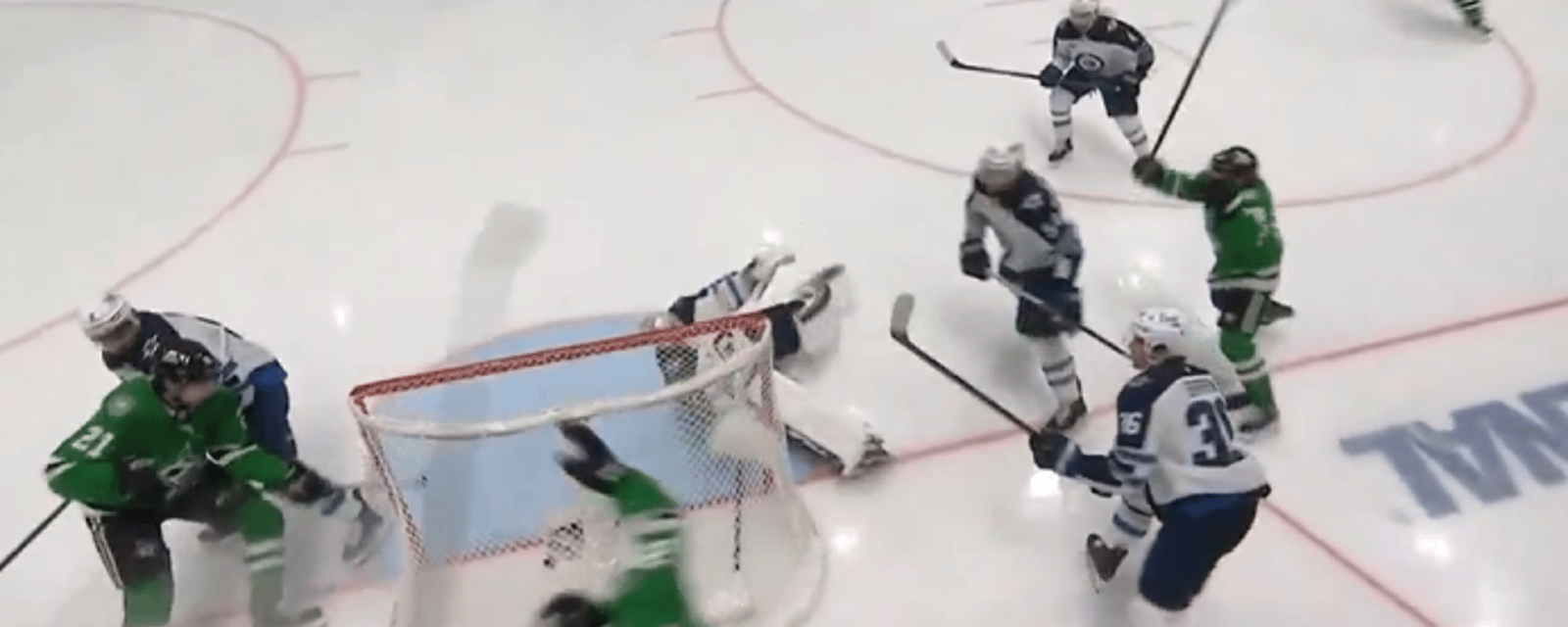 Le cauchemar de Connor Hellebuyck se poursuit : il marque le but gagnant dans son propre filet