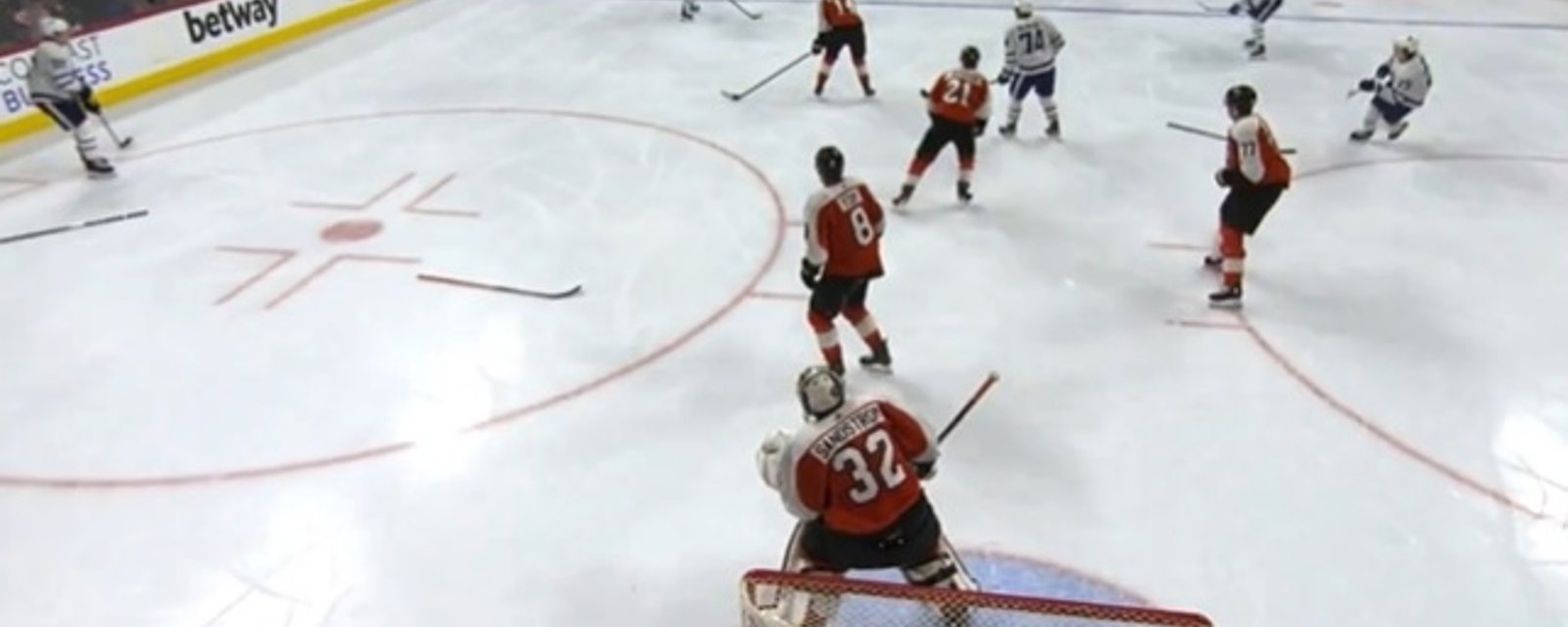 Trois joueurs des Flyers ont perdu leur bâton en même temps pendant un désavantage numérique!