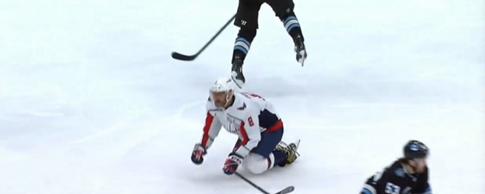 Alex Ovechkin quitte le match des Capitals en douleur après une inquiétante collision