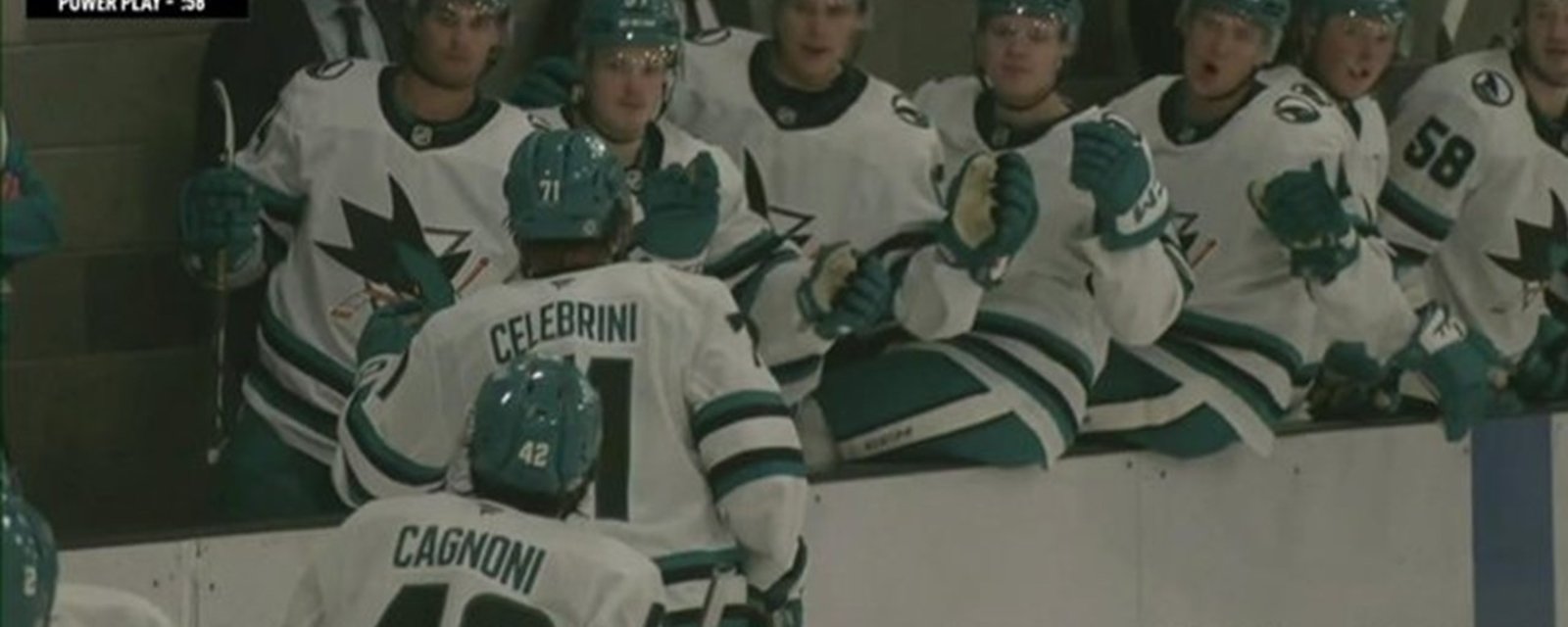 Macklin Celebrini inscrit son premier but dans l'uniforme des Sharks