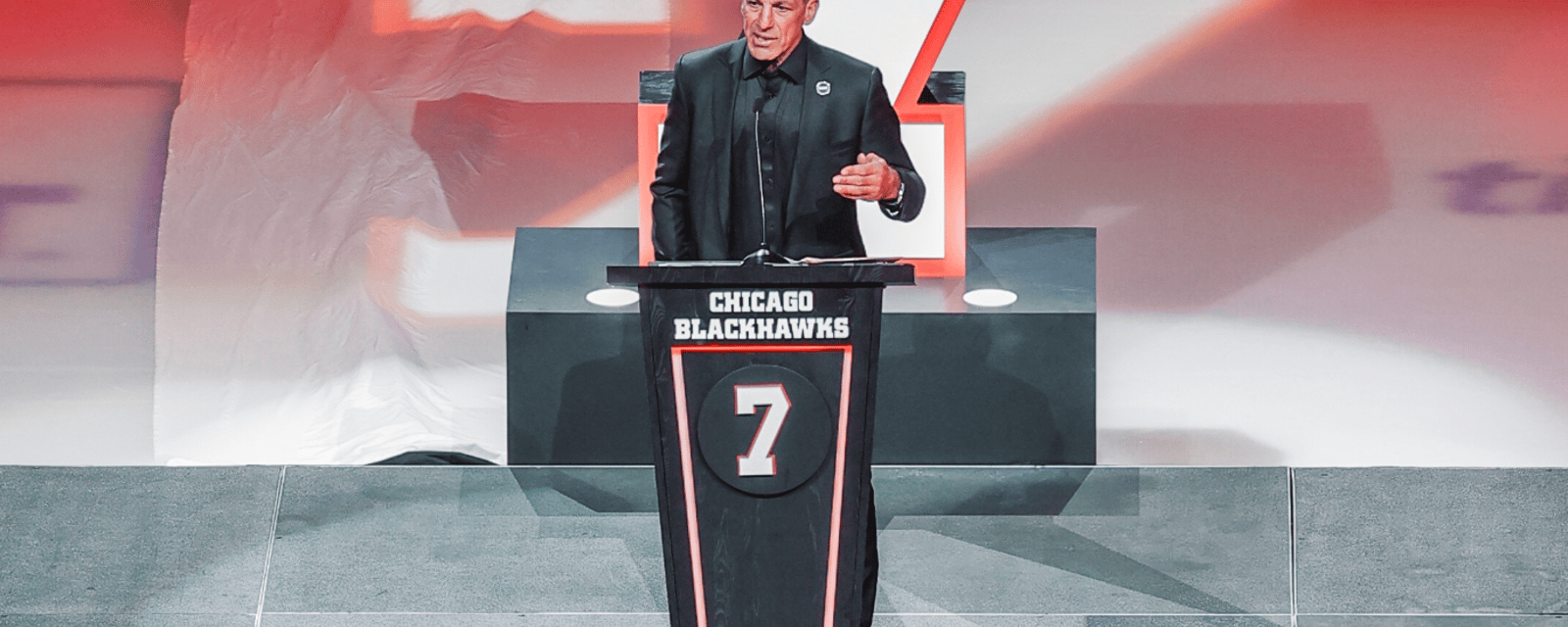 Chris Chelios reçoit l'honneur ultime des Blackhawks