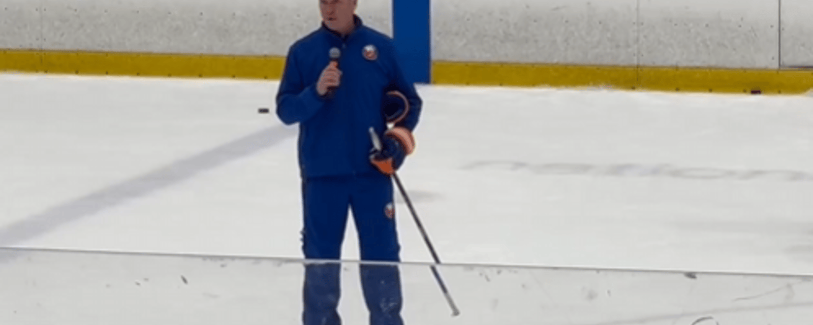 Patrick Roy prend le micro en pleine pratique pour s'adresser aux partisans dans les gradins