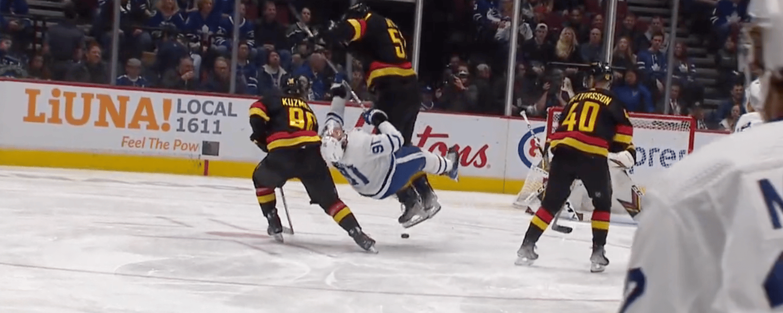 Tyler Myers démolit John Tavares en plein milieu de la glace