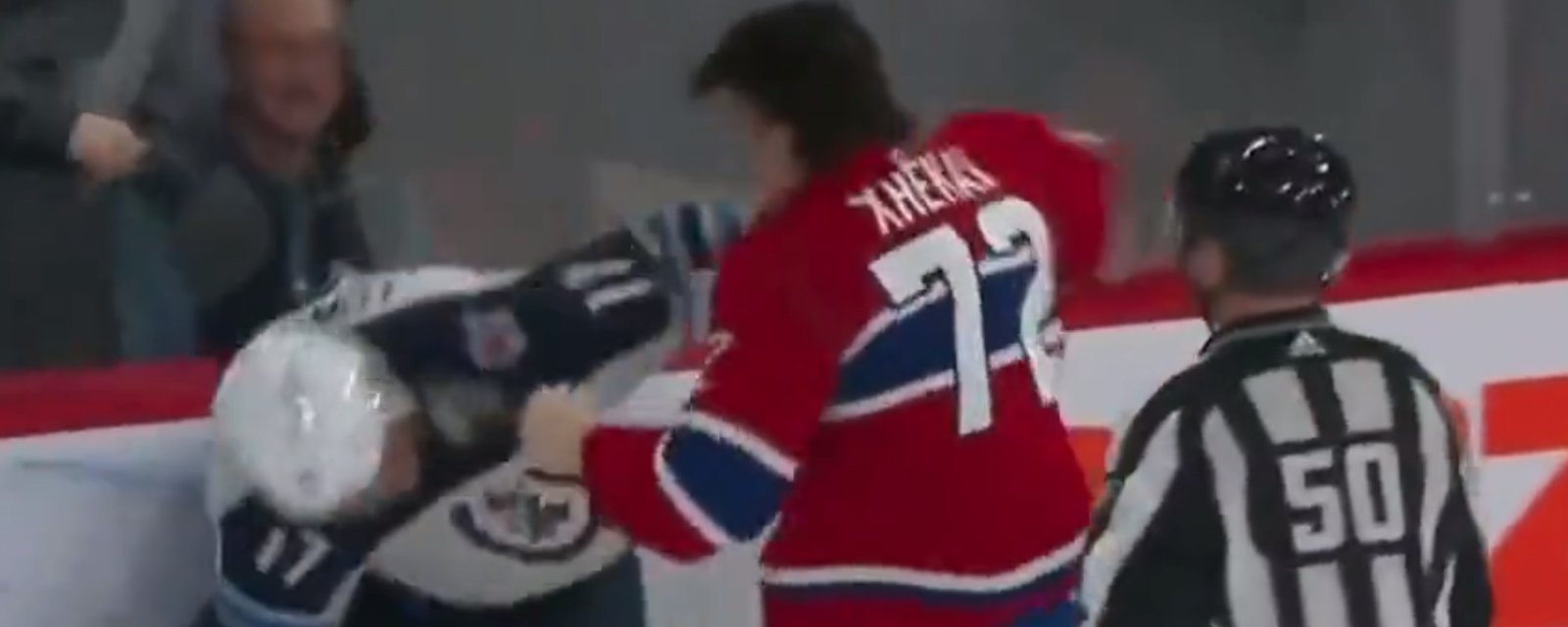 Arber Xhekaj jette les gants contre Adam Lowry et remporte son combat 