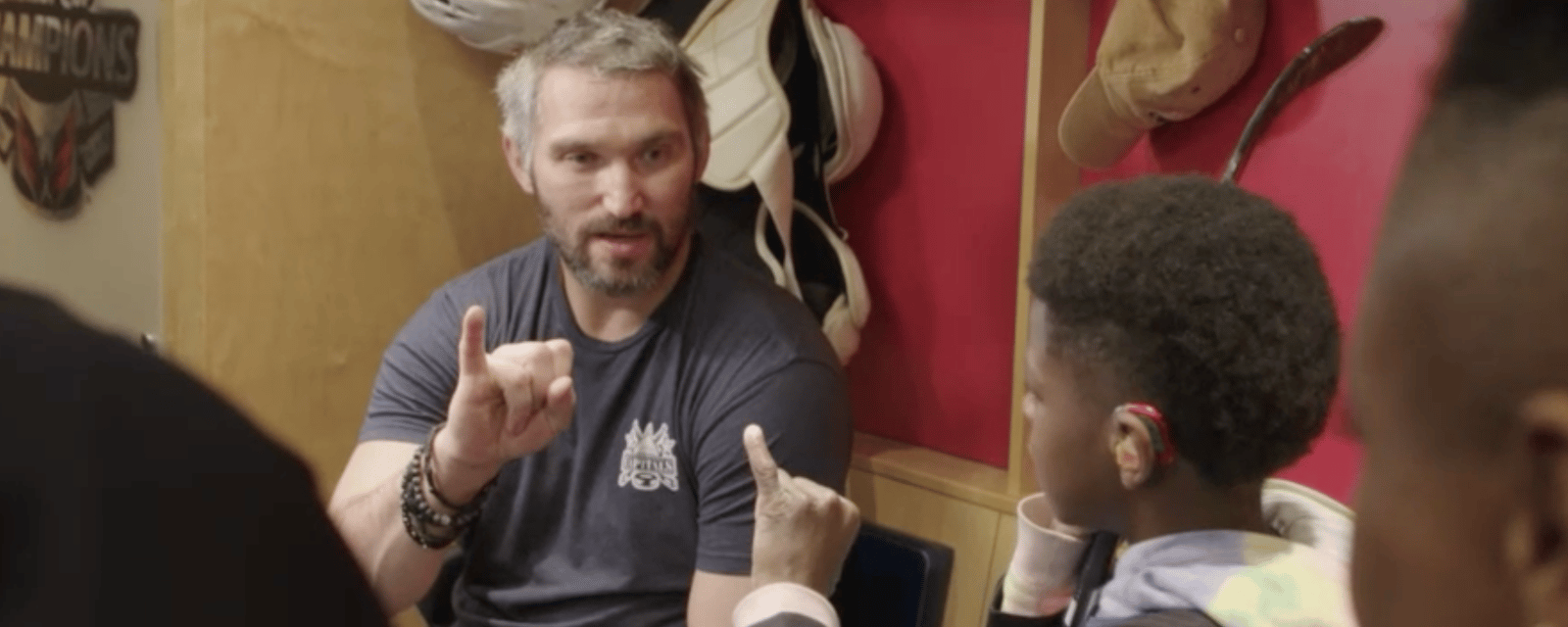 À VOIR : Un jeune acteur sourd de la série The Last of Us rencontre son idole Alex Ovechkin