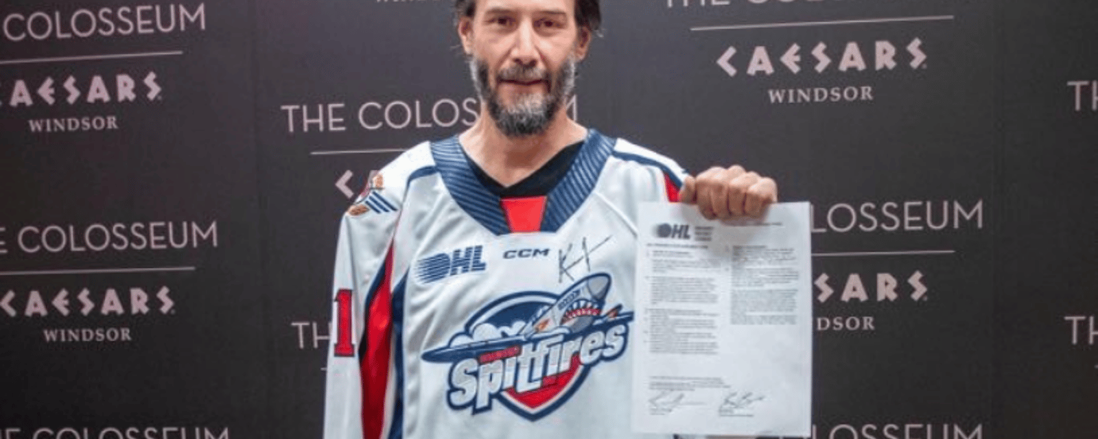 Keanu Reeves signe un contrat d'un jour avec Windsor dans la OHL