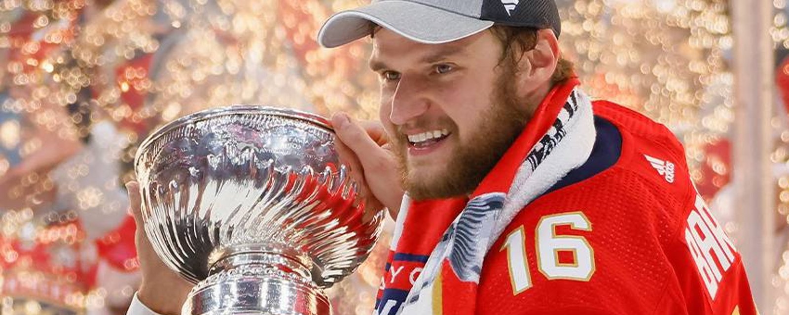 Aleksander Barkov prend l'une des plus épiques photos de l'histoire avec la Coupe Stanley 