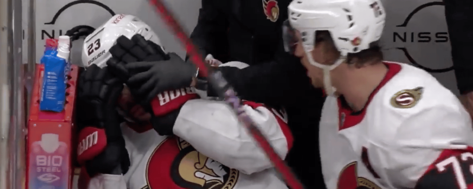 Thomas Chabot frappe Travis Hamonic au visage