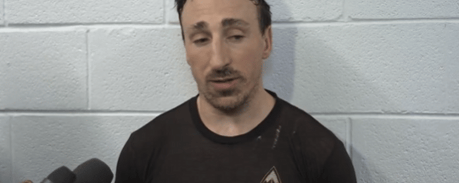 Brad Marchand crucifie un journaliste sur la voie publique