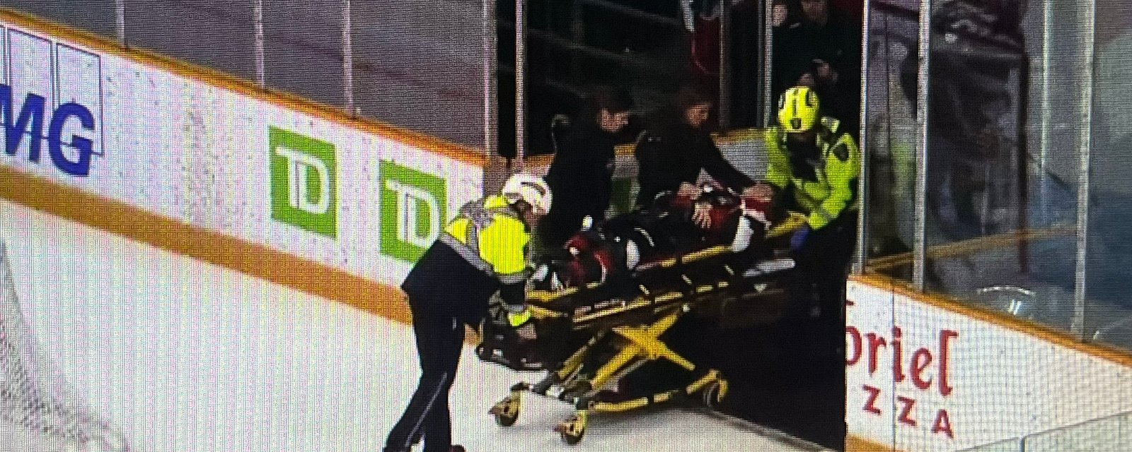 Vinzenz Rohrer quitte le match en civière après une violente chute